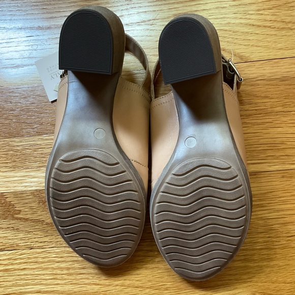 💕 Tan Leather Slingbacks with Stacked Heel 💕 - Picture 5 of 15